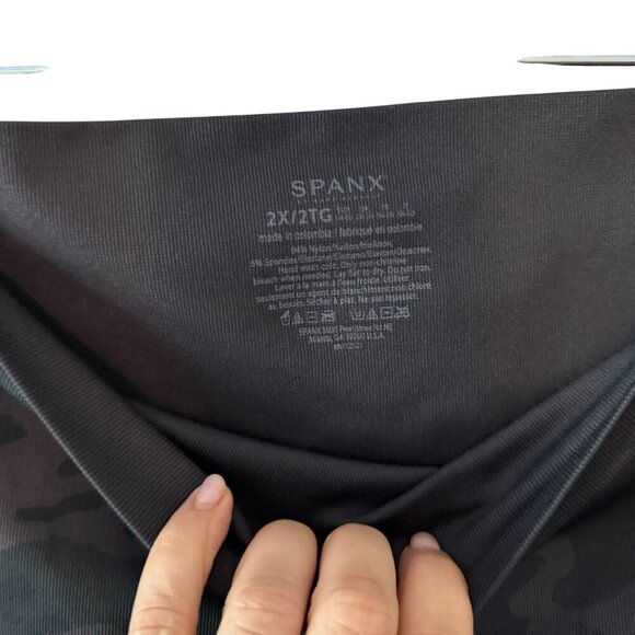 Spanx Black Camo High-Waisted Leggings 2X Provide Style And Comfort With A Sleek - Picture 3 of 4
